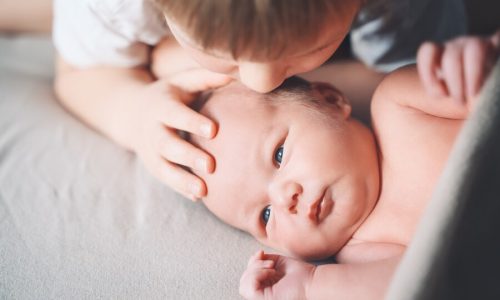 legame-tra-fratelli-un-ragazzo-e-il-suo-fratellino-appena-nato-concetto-di-famiglia-con-bambini_494619-296